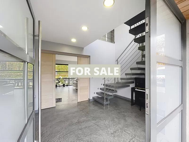 Contemporary Detached House in Private Setting