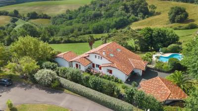 Architect Designed House With Pool And Breathtaking Views
