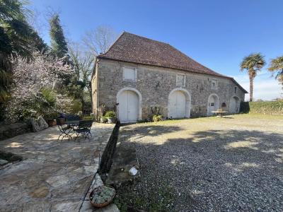 Manor House With Outbuildings with Private Access To The River