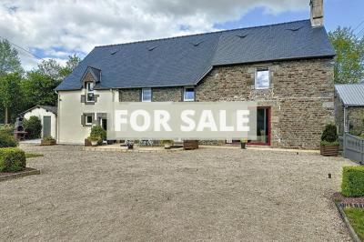 Detached Country House with Garages and Open View