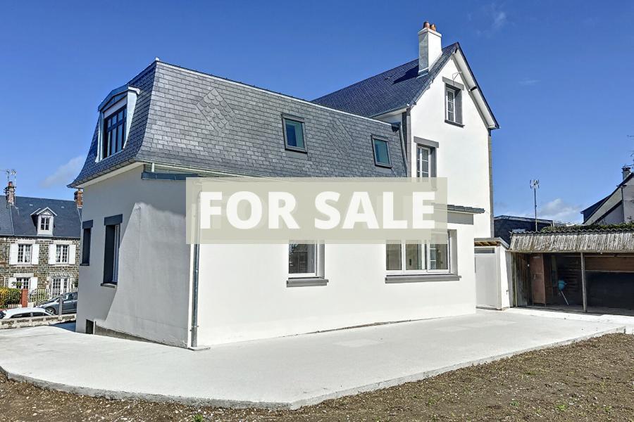 Main Photo of a 6 bedroom  House for sale