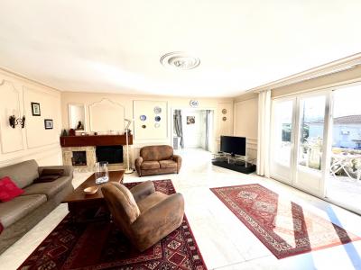 Lovely House with Pool in Garden plus Garage