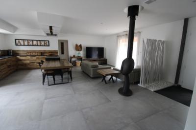 Contemporary Detached House with Swimming Pool