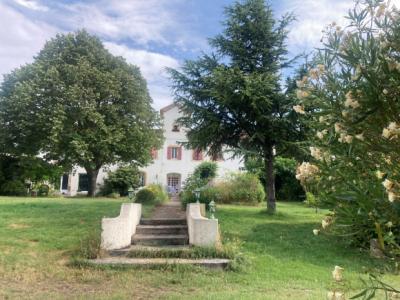 Property in Wooded Park of 2 Hectares with Outbuilding, Water Sources And Lake