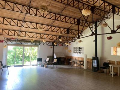 Property in Wooded Park of 2 Hectares with Outbuilding, Water Sources And Lake