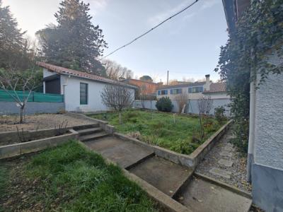 Detached Villa with Garden And Garage