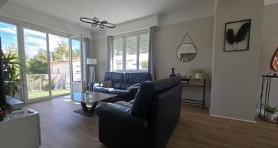 Villa with Garage and Landscaped Garden