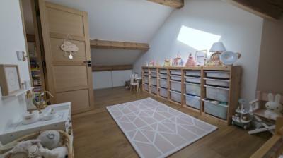 Magnificent House with Swimming Pool and Garage