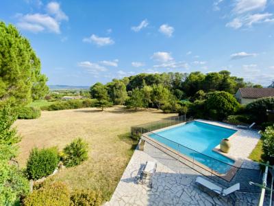 Magnificent Villa With Garages And Swimming Pool