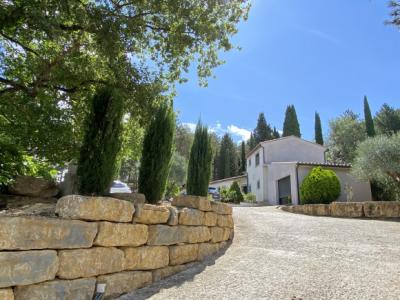 Detached Villa With Pool in Elevated Position