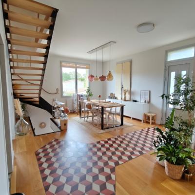 Magnificent House with Swimming Pool and Garage