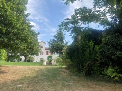 Property in Wooded Park of 2 Hectares with Outbuilding, Water Sources And Lake