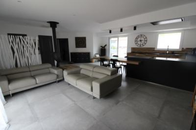 Contemporary Detached House with Swimming Pool