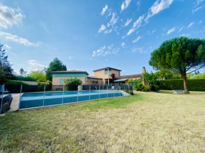 Magnificent Villa With Garages And Swimming Pool