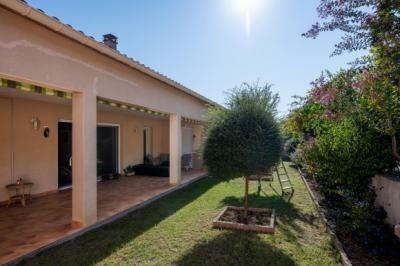 Detached Villa with Swimming Pool