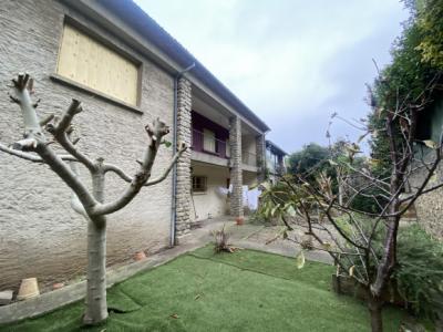 Impressive House With Gardens And Garage