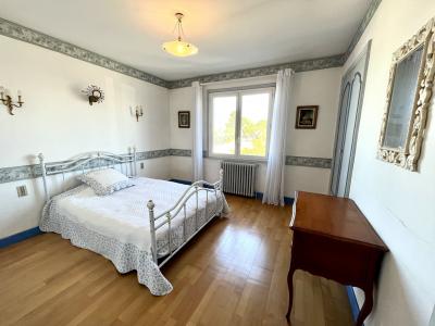 Lovely House with Pool in Garden plus Garage