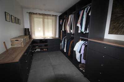 Contemporary Detached House with Swimming Pool