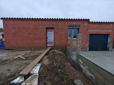 New Build Villa Near Town Centre With Garage