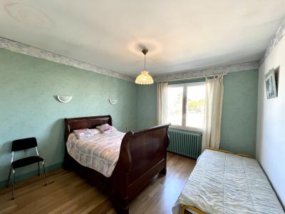 Lovely House with Pool in Garden plus Garage