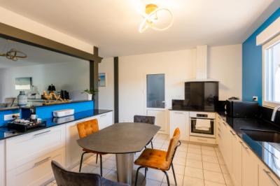 Detached Villa with Swimming Pool