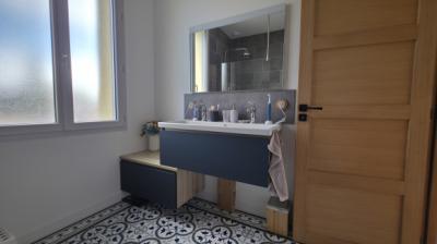 Magnificent House with Swimming Pool and Garage