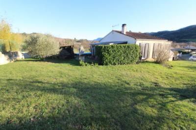 Detached Villa with Garage and Workshop