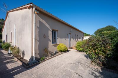 Detached Villa with Swimming Pool