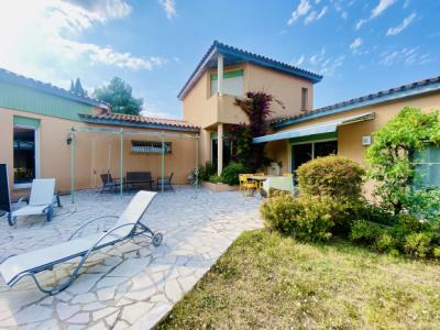 Magnificent Villa With Garages And Swimming Pool