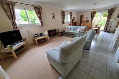 Modern Detached House with Garden