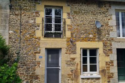 Charming Renovated Country Cottage with Outbuilding