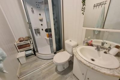 Charming Renovated Country Cottage with Outbuilding