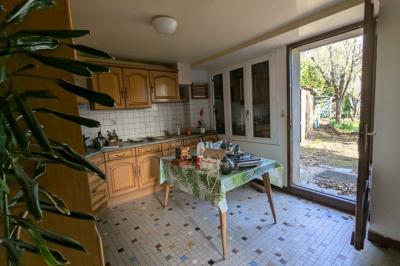 Detached House with Garden in Nice Location
