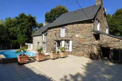 Detached House with Swimming Pool