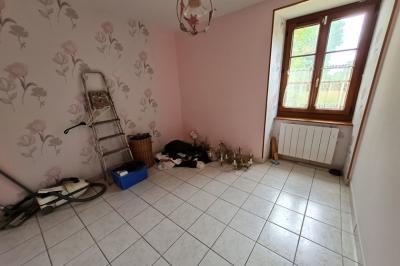 Country House with Large Rooms and Land