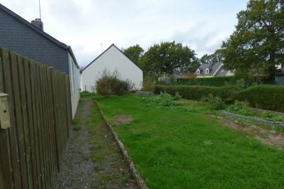 Detached House with Garden and Outbuilding